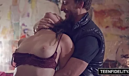 Baka zadirkuje gratis porn film kameru prije nego što jebe