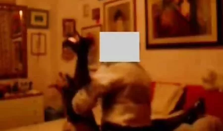 Gleda u kameru i prevrće film xx gratis očima.