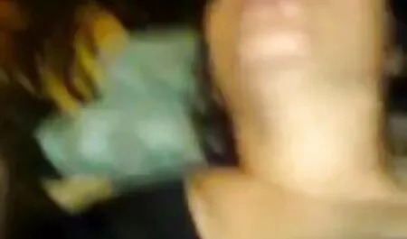 Vitka tetovirana plavuša čita filme porno gratis mom erotsku fikciju dok se skida