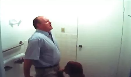 Zatvorenik xxx online filme se Brooke igra sa svojom tijesnom pičkom