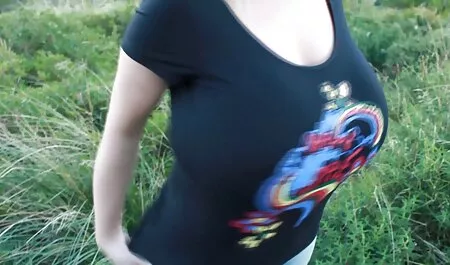 Kinky crvenokosa se jebe s bocom un film pono šampanjca, a zatim i dildo
