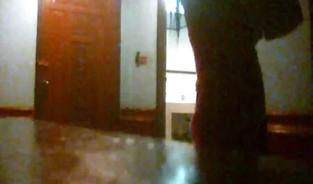 Dvije djevojke i jedan momak igraju igru ​​na filme porno gratis zoo brzinu, gubitnik se targetira